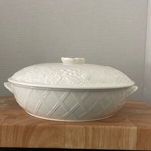 Mikasa English Countryside 2Qt Covered Casserole w/Lid in Round.